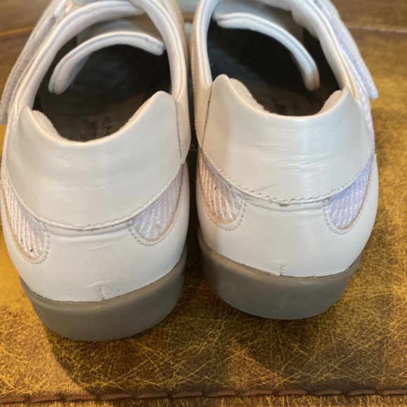 Walking Cradles 9 white adjustable strap comfort shoes - Picture 6 of 7